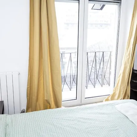 Charming Spacious Central Apartamento